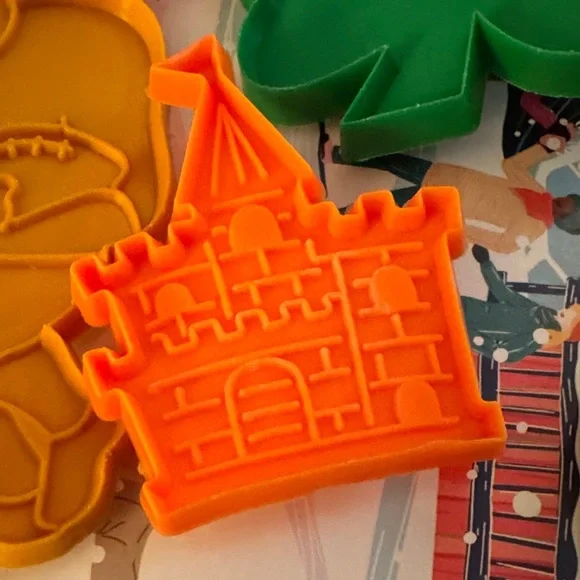 Hallmark Red, Green, Yellow, and Orange Cookie Cutter Set. Vintage lot of 7. - Picture 3 of 13